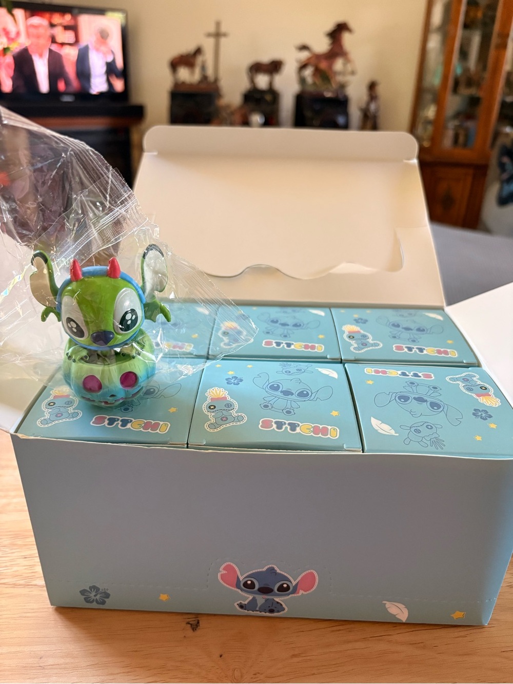 Stitch Character blind box with 6 different stitch figurines. - Picture 2 of 2